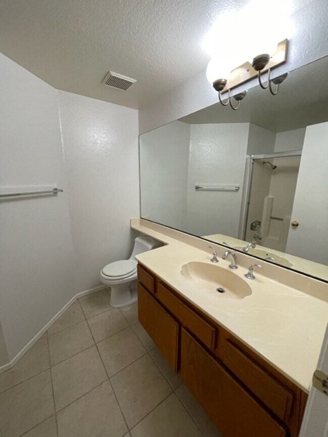 Building Photo - Large 2 Bedroom, 2 Bath Condo with 2 Parki...