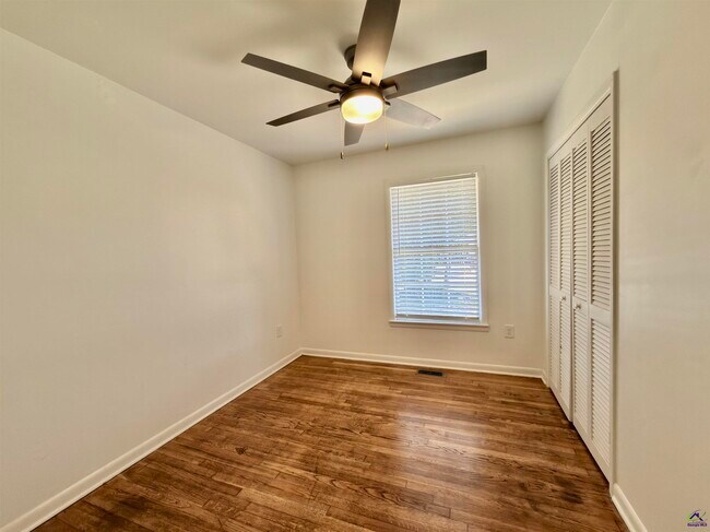 Building Photo - 214 Meadowridge Dr