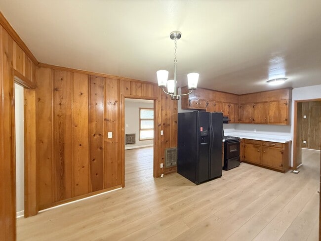 Building Photo - 2106 NW Sullivan Rd