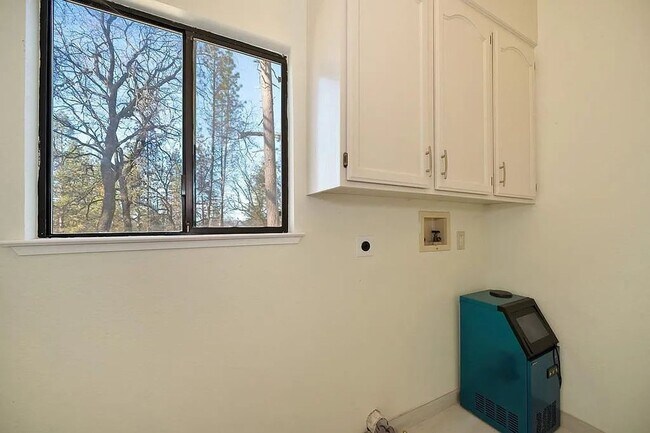 Building Photo - Beautiful 3BR/3BA Home on 1 Acre in Gated ...