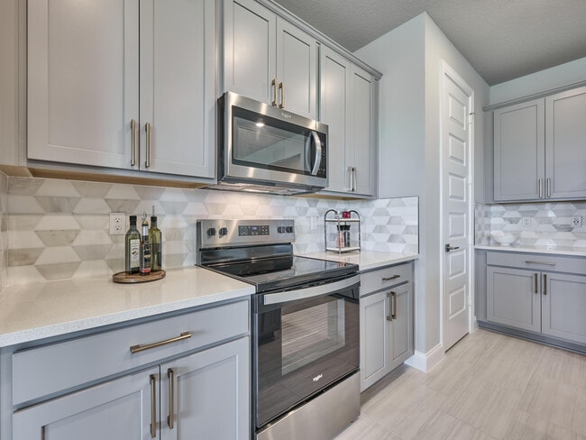 Building Photo - 8960 Dahlia Cir