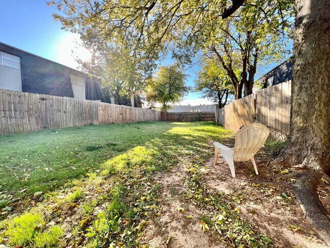 Building Photo - 1215 Lakecrest Dr