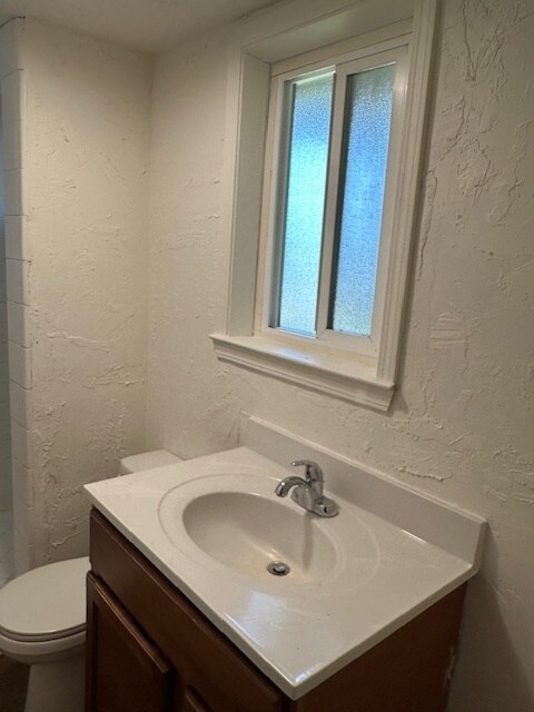 Building Photo - Stockton 1 Bedroom, 2 Bonus Rooms,  1 Bath...