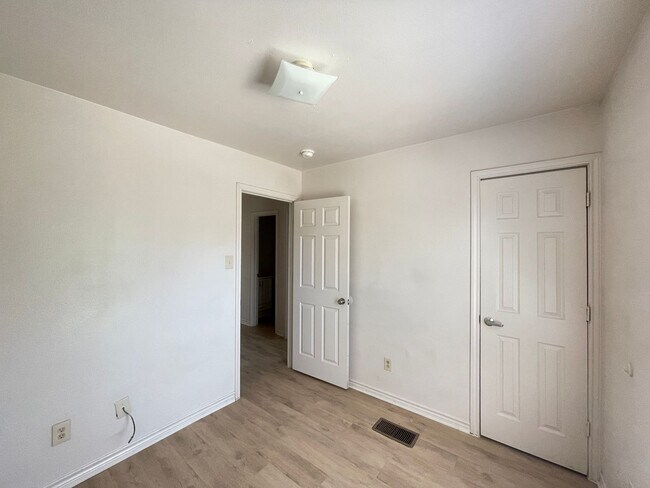 Building Photo - 403 E French Ave