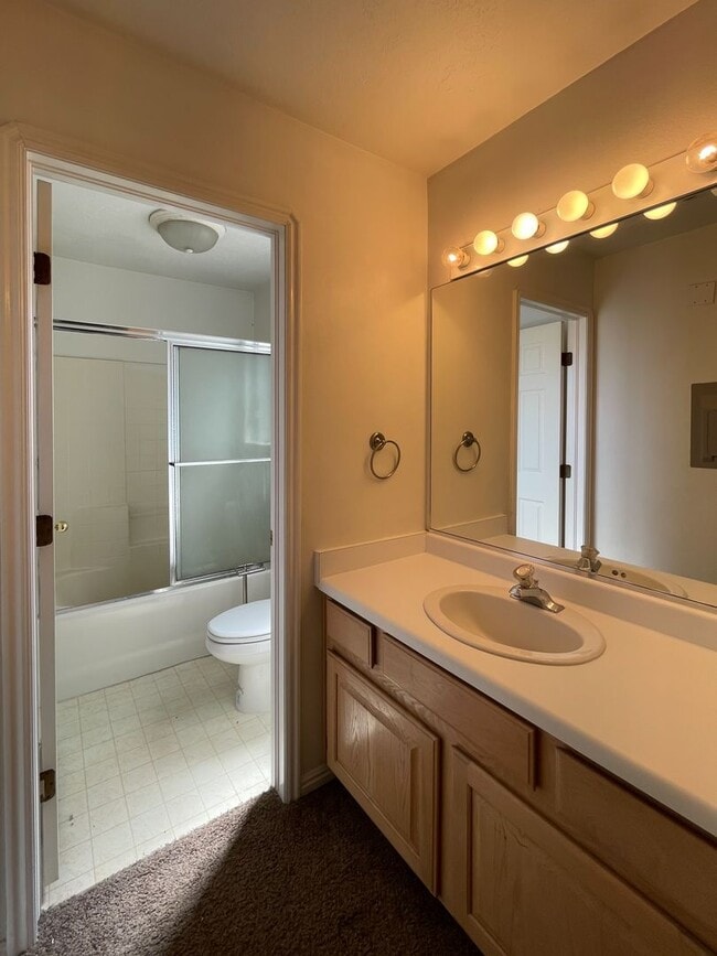 Building Photo - Charming 2 Bedroom Home in Prime Location Near Schools & Shopping