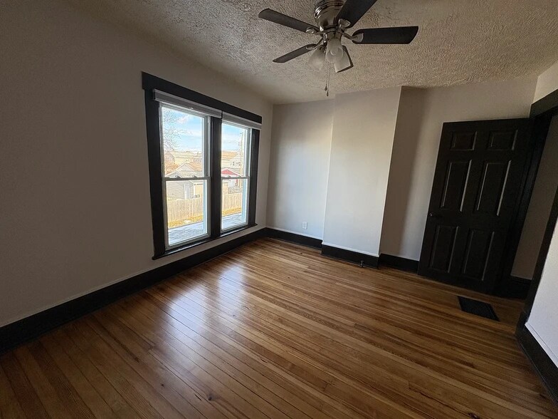 Building Photo - 687 E Columbus St