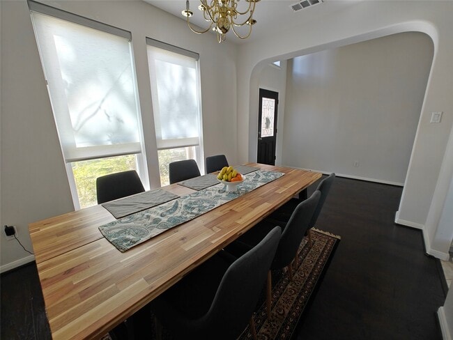 Building Photo - 5902 Mettler Ln