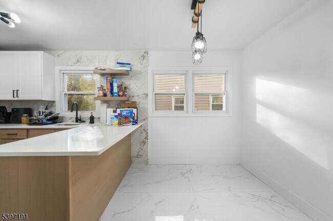 Building Photo - 22 Crescent Ct