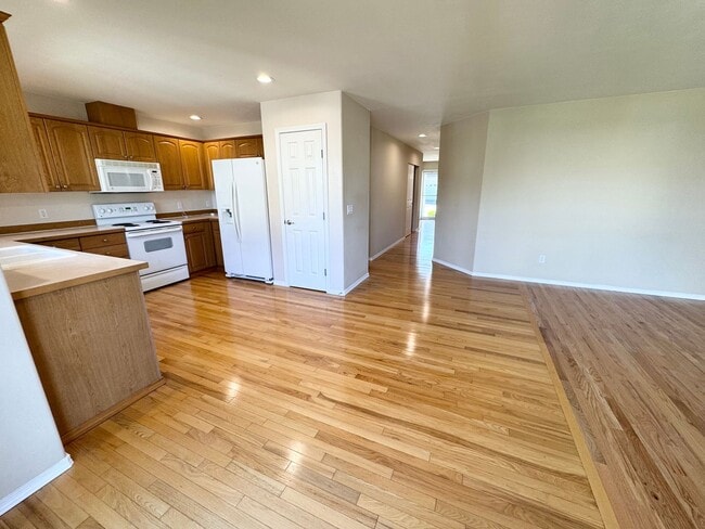 Building Photo - Spacious rambler 2 beds plus den