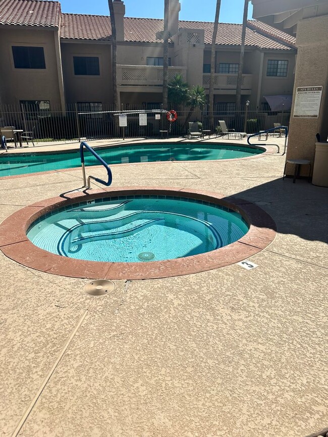 Building Photo - Great Location! 2 Bedroom! 2 Bath! Ground Level Unit