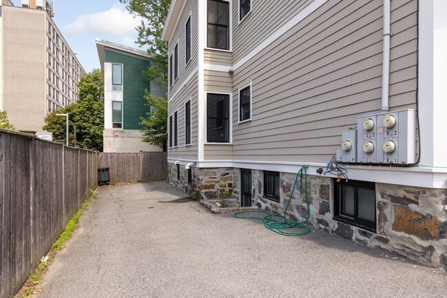 Building Photo - 9 Sheridan St