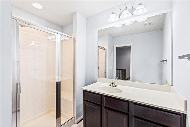 Building Photo - Commuter Friendly 3 Bed 3.5 Bath Townhome