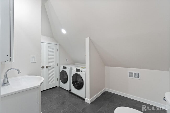 Building Photo - 824 George St