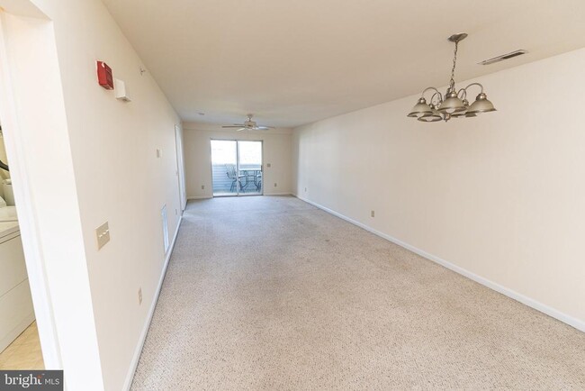 Building Photo - 3500 Sanibel Cir