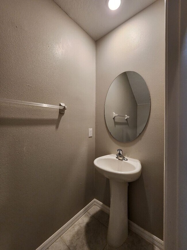 Building Photo - Gorgeous 4-Bedroom, 2.5-Bathroom Home in Riverview