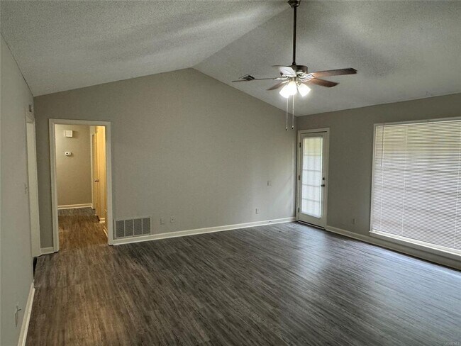 Building Photo - 2233 W Aberdeen Dr