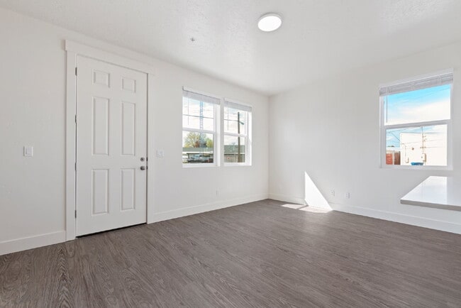 Building Photo - "Discover Comfort & Style: Spacious 3-Bed,...