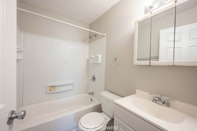 Building Photo - "Charming 2-Bedroom Retreat in Indianapoli...