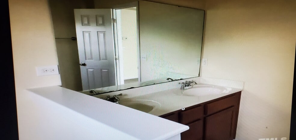 UPSTAIRS FULL BATHROOM - 805 Pristine Ln