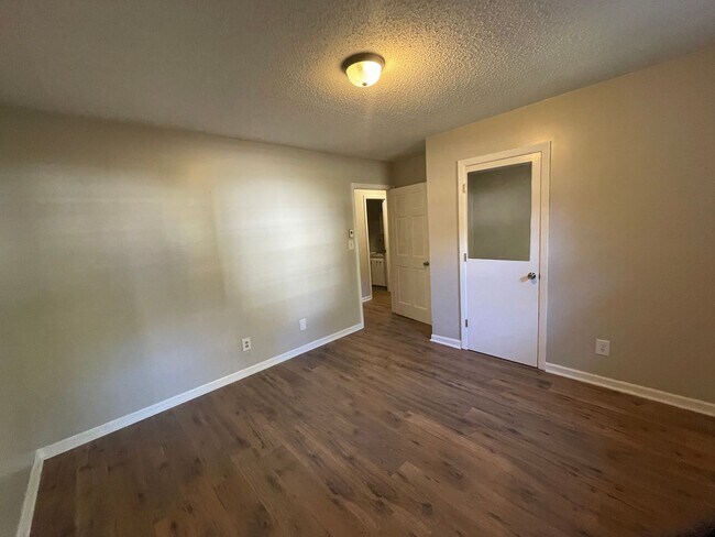 Building Photo - Renovated 3 bedroom 1 bathroom house