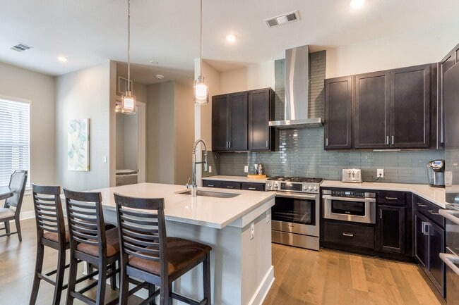 Building Photo - The Grove 2/2 Furnished