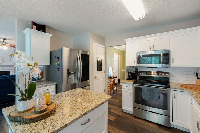 Building Photo - Corner lot 3 bed 2.5 bath with large fenced yard in Grove Park!