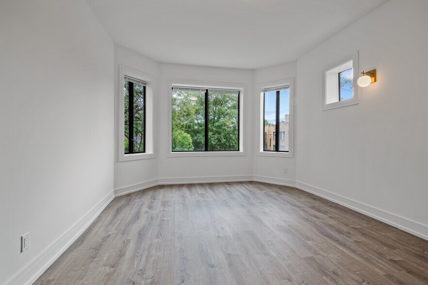 Building Photo - 1902 N Whipple St