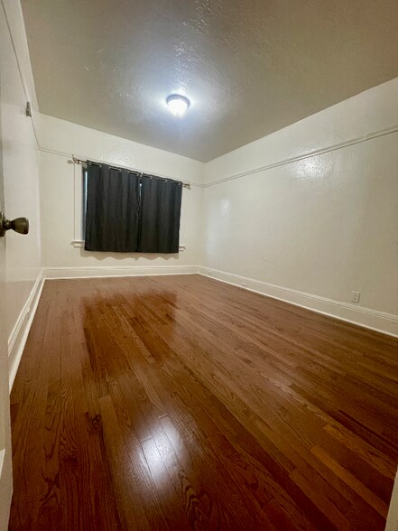 Building Photo - 564 53rd St