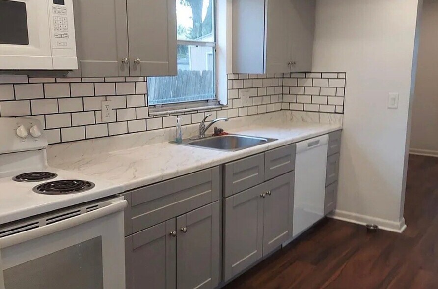 Building Photo - 824 Valencia Ave