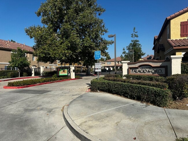 Building Photo - Roomy Palacio Del Oro North Townhome