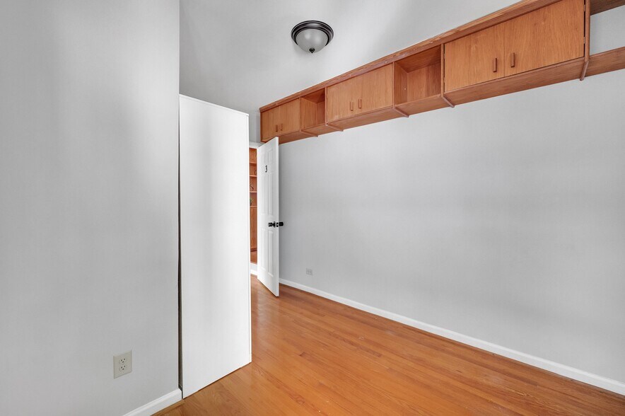 Building Photo - 8205 Knollwood Cir