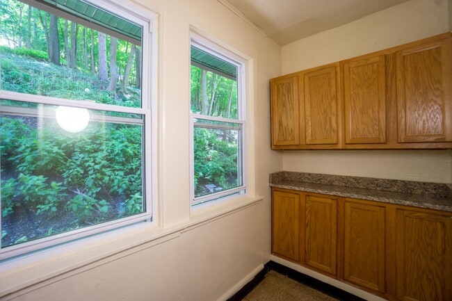 Building Photo - Available 6/1/26 Single Family Home Near C...