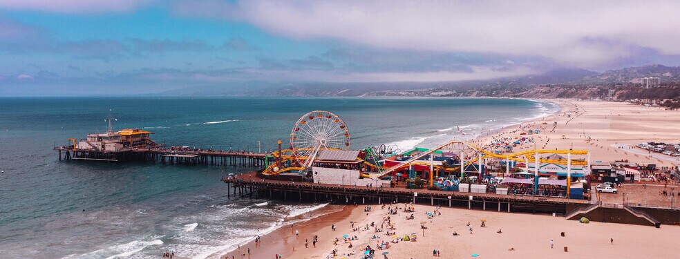 Walking Distance to the famous Sant Monica Pier attractions - 515 Ocean Ave