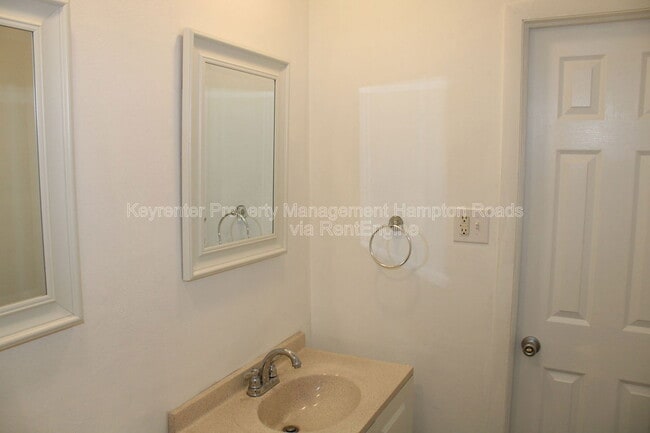 Building Photo - 5776 W Hastings Arch