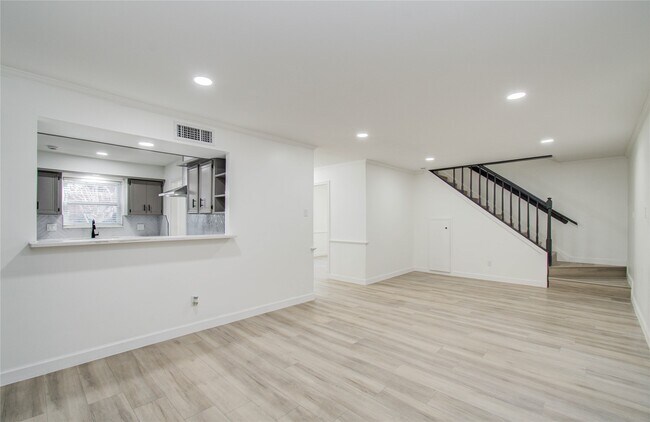 Building Photo - 1888 Saxony Ln