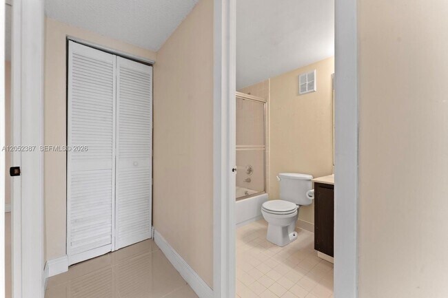 Building Photo - 430 Commodore Dr