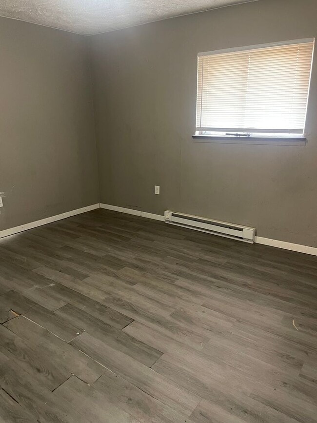 Building Photo - Knoxville 37917 - 2 Bedroom, 1 bath apartment - Contact Lisa Vineyard and Shannon Russell (865) 2...