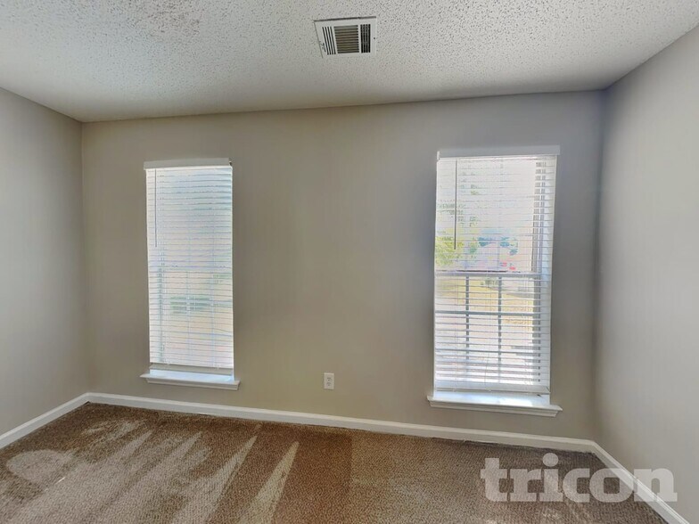 Building Photo - 10587 Village Trail