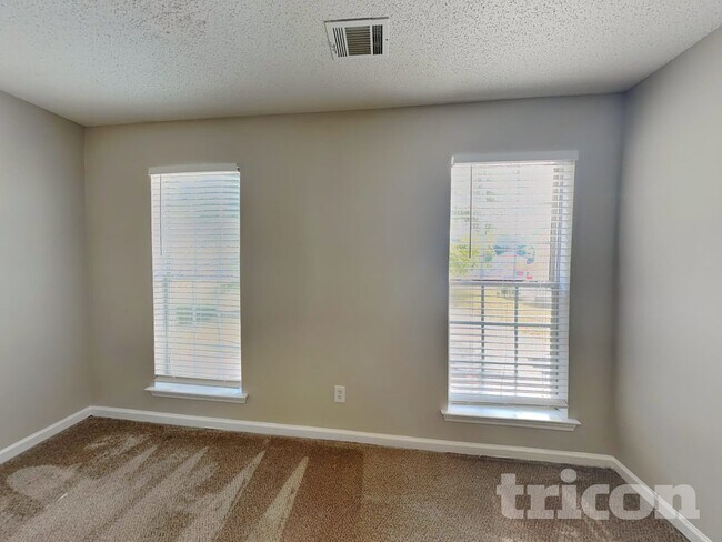 Building Photo - 10587 Village Trail