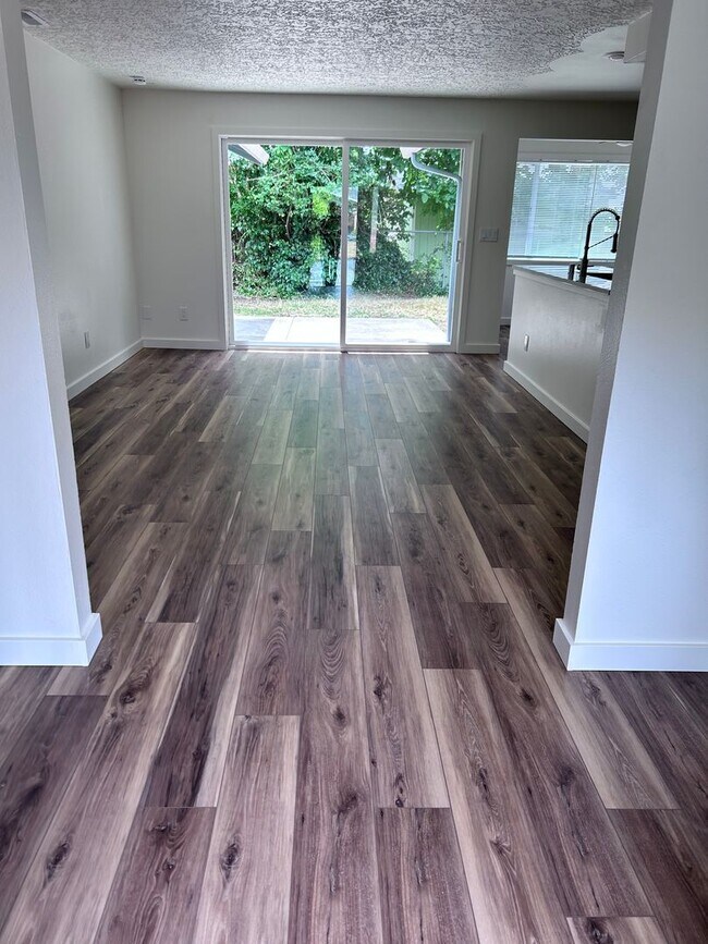 Building Photo - Single Level 4 bedroom in Heart of Vancouver