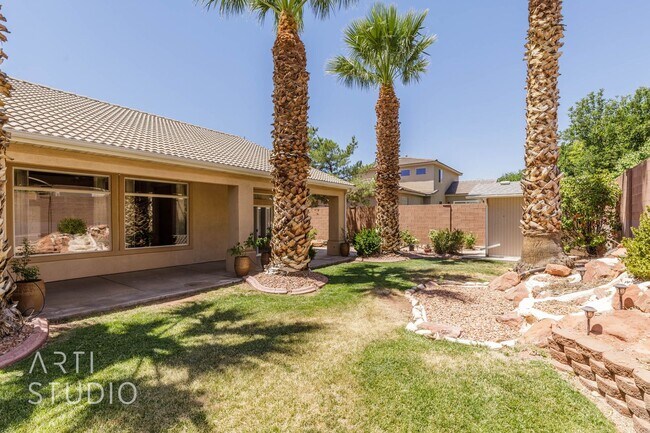 Building Photo - Stunning 3-Bedroom Home with Private Backy...