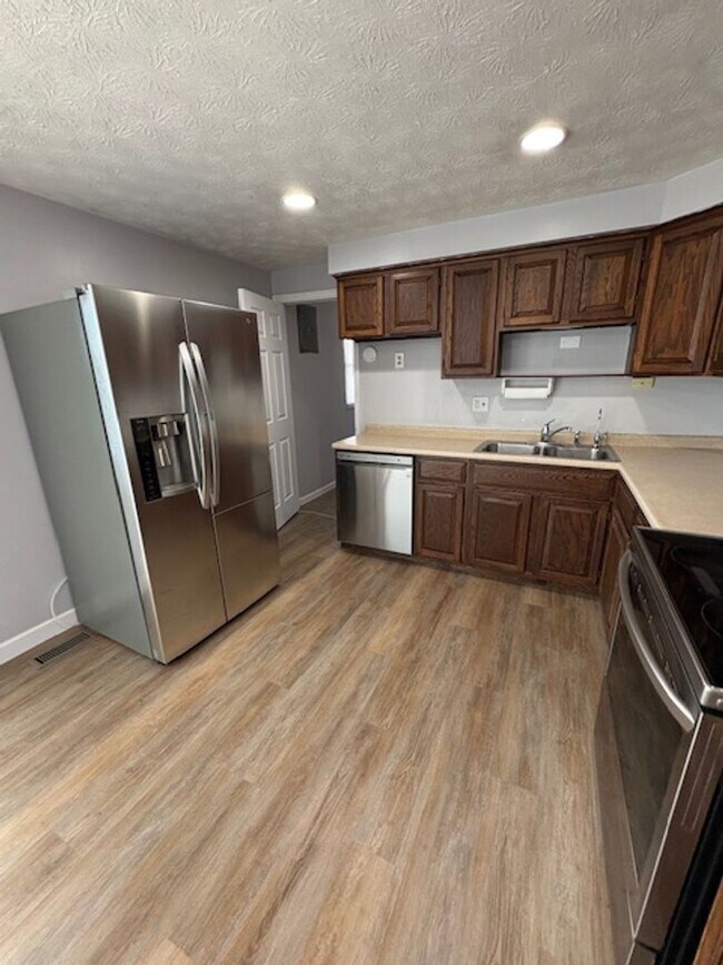 Building Photo - 3 Bedroom, 1 1/2 Bath Home in Huber Heights