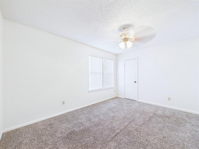 Building Photo - 8502 Lyndon Ln