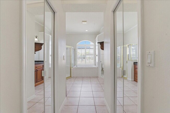 Building Photo - 525 Cullaro Ln