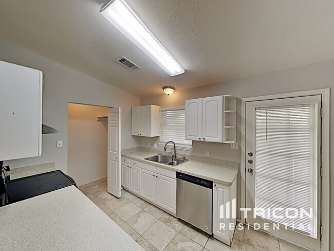 Building Photo - 901 Loganwood Dr