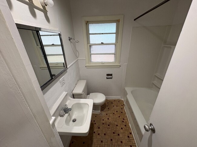 Building Photo - Lovely & Spacious 4-Bed, 2-Bath Single-Family Home Near Everything You Need