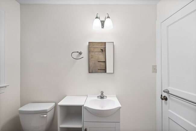 Building Photo - Renovated 2 bedroom home for rent Near Downtown Clarksville!