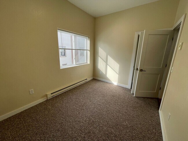 Building Photo - 416 N 15th Ave E