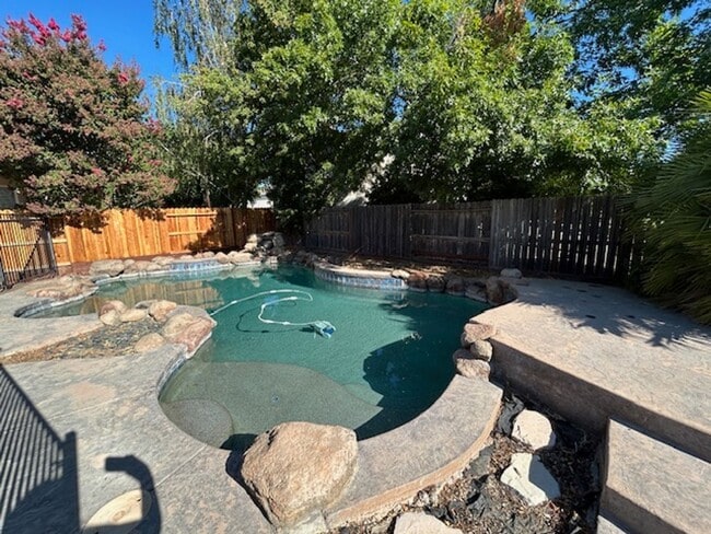 Building Photo - Gorgeous Home with a Pool
