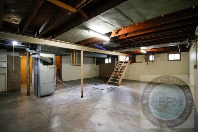 Building Photo - 3 Bed 1 Bath Located in Central Omaha